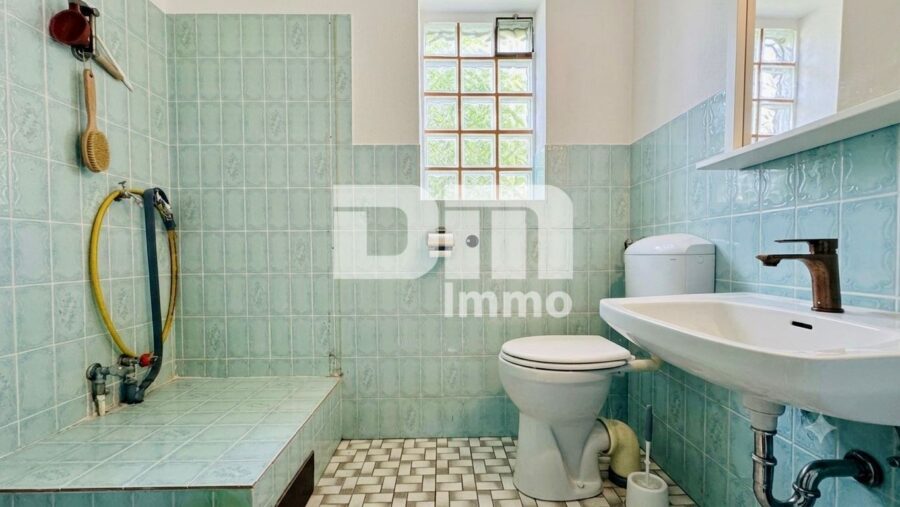 Charmantes Einfamilienhaus/Resthof mit viel Platz, modernisierter Technik und idyllischem Garten - Wohnhaus EG Bad / WC / ehem. Dusche